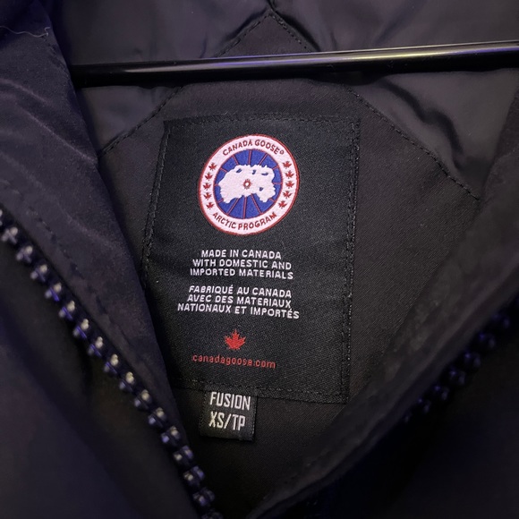 New/barely used Canada Goose Parka perfect for the winter. - Picture 2 of 5